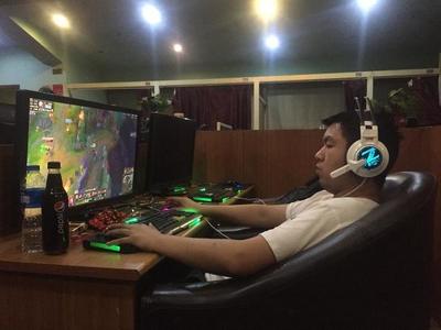 網(wǎng)吧青年到電競新星 蘋果代工廠里的別樣天地